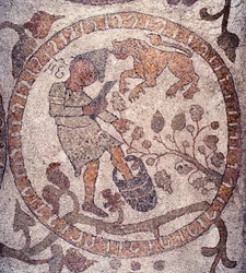 Agosto: um camponês com um boné frígio apanha as uvas e esmaga-as num balde. O sinal do leão é representativo. Mosaico de Pantaleone, padre e mosaico. 1163-1166. Nave central da Catedral de Otranto (Otranto), Itália.