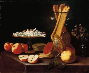 Doces em uma tazza, narcisos em um vaso de vidro, palitos de pão em uma jarra e maçãs, geléia e limão em uma mesa coberta