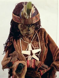 Múmia adornada com joalharia óssea, c.200 aC