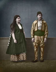 Retrato de uma mulher búlgara de Sófia e de um homem búlgaro por volta de 1890. Fotografia colorida de Pascal Sebah (1838-1890).