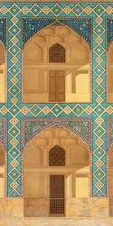Detalhe das arcadas pátio na Medrese-i-Shah-Hussein, Isfahan, placa 26-27 de monumentos modernos da Pérsia, gravada por A. Levie, 1856 litho