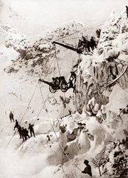 Montagem de uma peça de artilharia italiana num cume montanhoso, c. 1914-1918