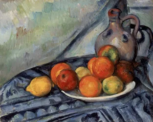 Fruta e um jarro sobre uma mesa