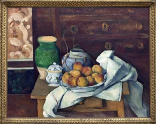 A natureza morta tem a cómoda. Pintura de Paul Cezanne (1839-1906), óleo sobre tela por volta de 1885. Arte francesa