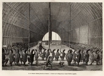 Mounza, rei de Mombouttous (Zaire), dançando em frente à sua sereleira, composta por 80 mulheres, gravada após o desenho de P. Philippoteaux, ilustrando uma viagem ao coração da África, em 1868-1871, pelo Dr. George Schweinfurth, publicada em "Le tour du m