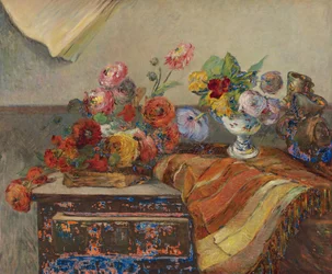 Francês: Bouquets e cerâmica sobre uma cómoda