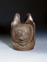Pote em forma de cabeça grotesca, c.1895