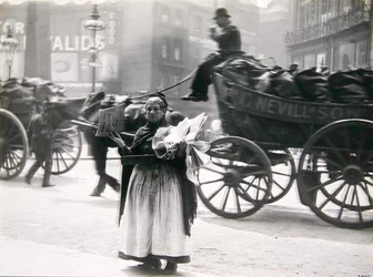 Uma vendedora de jornal feminino, Londres, c.1890s (foto a p/b)
