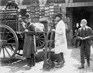 Descarregando no Billingsgate Market, Londres, 1893