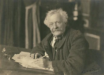 Félix Nadar sentado à secretária