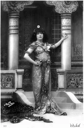 Henriette Rosine Bernard também conhecida por Sarah Bernhardt (1844-1923) como Izëyl, cartão postal
