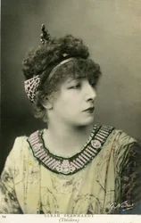 Henriette Rosine Bernard também conhecida por Sarah Bernhardt (1844-1923) como "Théodora", peça de Victorien Sardou, em 1884 (foto)