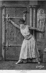 Henriette Rosine Bernard aka Sarah Bernhardt (1844-1923) em uma cena de "Théodora", peça de Victorien Sardou em 1884 (foto a p/b)