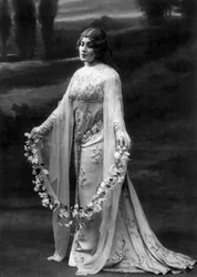 Marguerite Carre como Melisande na ópera Pelleas et Melisande de ClaudeDebussy em 1911, foto de Paul Nadar