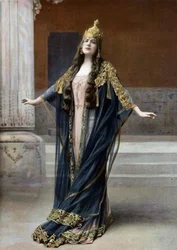 A cantora de ópera Lucy Arbell (1882-1947) como rainha Amahelli na ópera "Bacchus", Paris, foto Nadar do jornal francês "Le Theatre" jul 1909