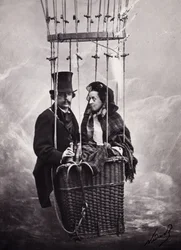 Paul Nadar e sua esposa na cesta do balão (balão de ar quente) (foto a p/b)