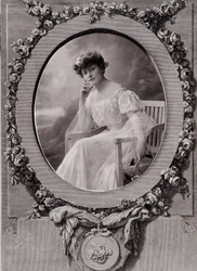 Retrato de uma senhora sentada em um banco oval, em um fundo decorado com flores