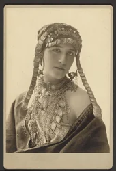 [Mulher desconhecida em traje teatral]