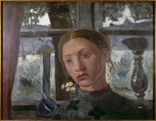 Cabeça de menina diante de uma janela