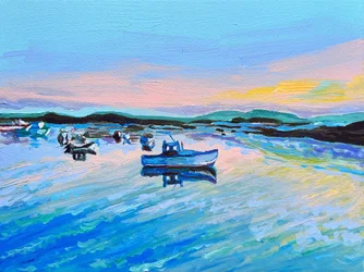 Barcos coloridos em águas calmas