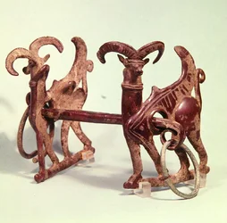 Cavalinhos decorados com dois ibexes, de Lorestan, Irão