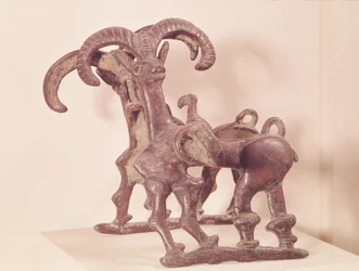 Bocados de cavalo decorados com dois ibexes, de Lorestan, Irão, século VIII-7 a.C. (bronze)