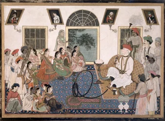 Um europeu, provavelmente Sir David Ochterlony (1758-1825), em trajes indianos, fumando um narguilé e assistindo a um nautch em sua casa em Delhi, c.1820 (tinta e cor no papel)