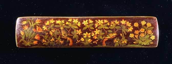 Um Qalamdan, representando tentilhões empoleirados em galhos de flores de ameixa