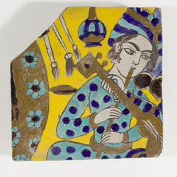 Um azulejo de cerâmica Safavid Persia cuerda seca do final do século XVII, representando um homem tocando flauta em um turbante