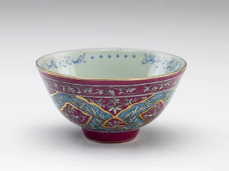 Taça com poema inscrito, Irã, dinastia Qajar, final do século XIX ou início do século XX (cerâmica)