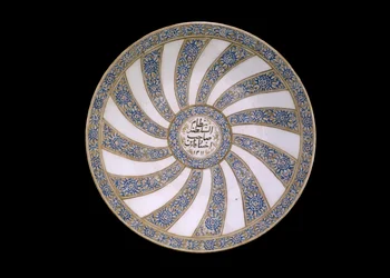 Prato dedicado a Nizam al-Sultanah, governador do Fars, Irã, 1311 (louça de barro com esmalte policromado)