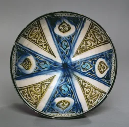 Prato, de Kashan, Irã, período seljúcida, final do século XIII (pasta de pedra com esmalte policromado)