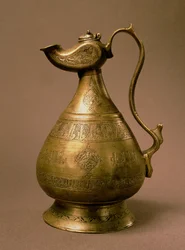 Ewer assinado Rafa  Ibn Saad, Khurasan, Irã, 1190 (586 Hijra) (bronze incrustado com prata e cobre vermelho)