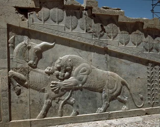 Luta entre um touro e um leão - Relevos da escadaria oriental dos Apadanos, século VI a.C.