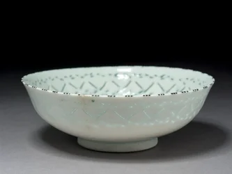 Gombroon Bowl, Irã, período safávida (pasta de pedra com decoração furada e underglaze preto)