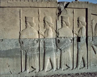 Guarda Imperial. Relevos da escadaria oriental dos Apadanos, século VI a.C.