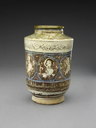 Jarra com Harpias, início do século 13 (corpo de frita, pintado com brilho e azul cobalto em um esmalte branco opaco)