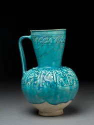 Jarro com decoração moldada, Irã, século XII (pasta de pedra com esmalte turquesa)