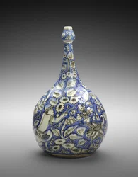Garrafa com lóbulos com figuras e flores, meados do século 17 (lustreware com esmaltes opacos brancos e azuis cobalto)