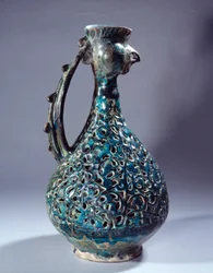 Arte persa: aquamarine em cerâmica com cabeça de galo e decorações inspiradas na árvore Waq Waq. De Kashan. Paris do século XIII, Museu do Louvre