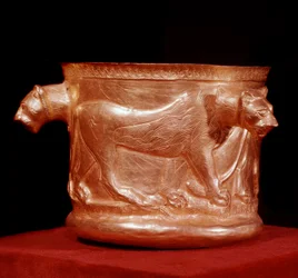 Arte persa: taça de ouro decorada com três leões. De Kalardasht. Século IX AD. Teerão, museu arqueológico.