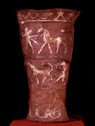 Arte persa: taça de prata incrustada com ouro de Hassanlu, século IX AC. Cenas de batalha na parte superior e cenas de caça na parte inferior. Teerão, museu arqueológico.