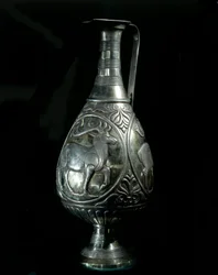 Arte persa: decantador de prata decorado com medalhões representando veados. Século V-7. Coleção Particular