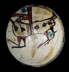 Arte persa: taça terracota com um ibex. De Nichapour (Nichapur, Nishapur ou Neishabur)