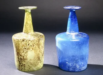 Garrafas persas de vidro soprado grátis