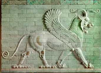 Período persa aqueménida, Irão: baixo-relevo em tijolo esmaltado representando um grifo. Do palácio de Dario I (550-486 a.C.), rei da Pérsia, em Susa. 510 a.C. Paris, Museu do Louvre