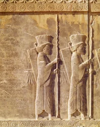 Relevo retratando dois arqueiros e uma antiga inscrição persa, da escadaria do Palácio de Dario, período aquemênico, século VI aC