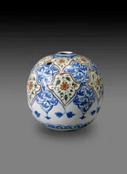 Kahlian Pipe Bowl esférico, provavelmente feito em Kerman, Irã, final do século XVII ou início do século XVIII (pasta de pedra com esmalte policromado)