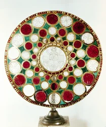 A Taça de Salomão, tendo um alívio cameo de um rei, Período Sassânida (226-651) (ouro, cristal de rocha, granada e vidro verde)