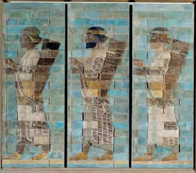 O friso dos arqueiros, do palácio de Dario I, rei da Pérsia, em Susa (século VI a.C.). Relevo de tijolos esmaltados em baixo. 510 a.C. Paris, Museu do Louvre.